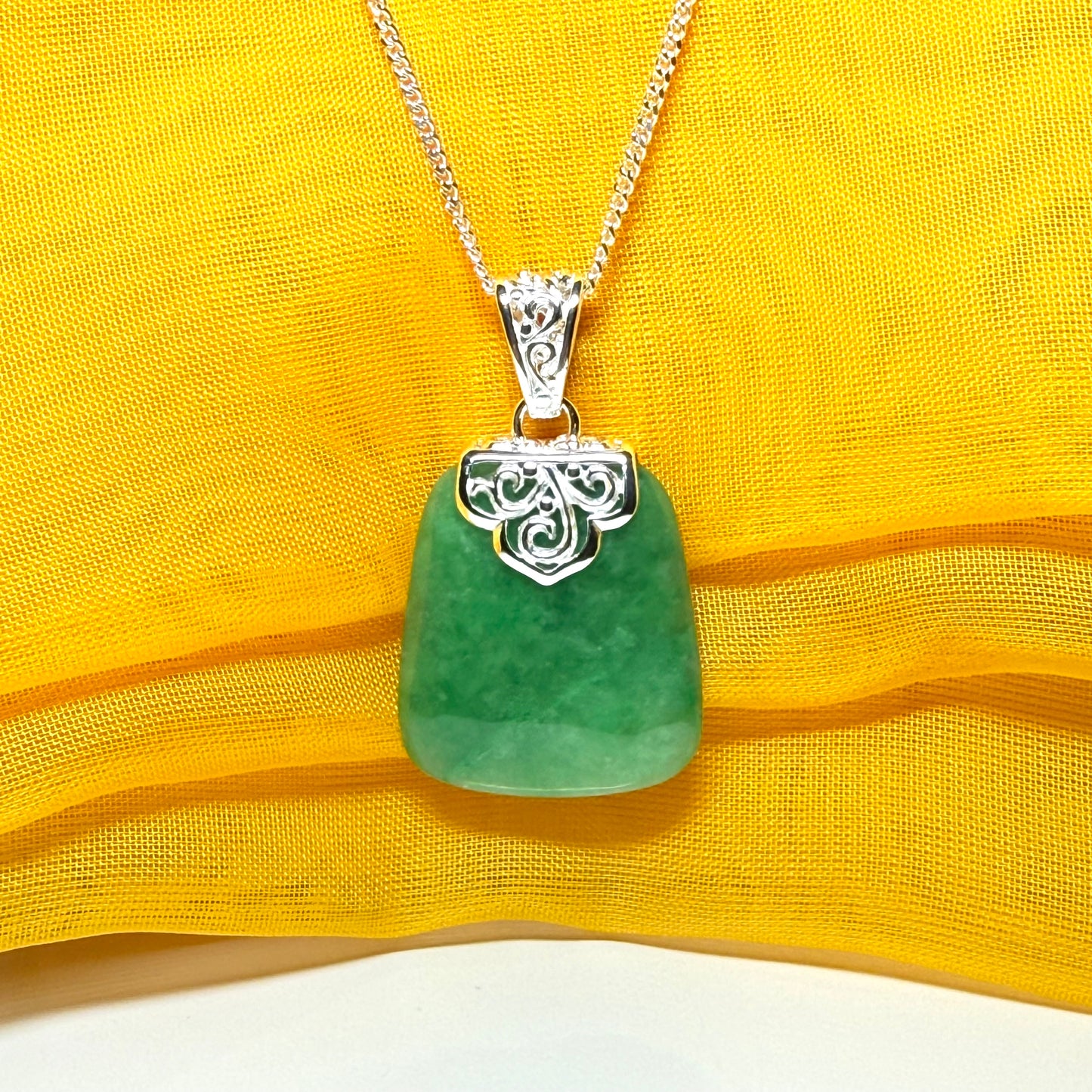 A real green jade necklace large shaped with a patterned top pendant with chain, simply stunning