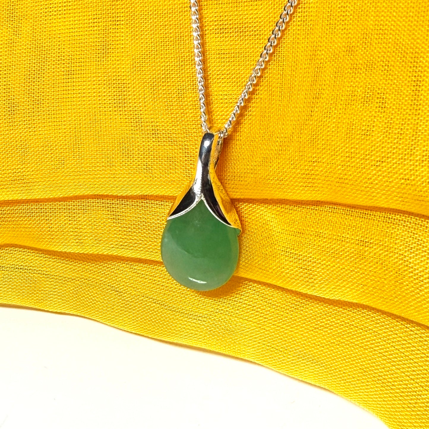 Real green jade pear shaped necklace sterling silver with a chain, really simply a gorgeous pendant