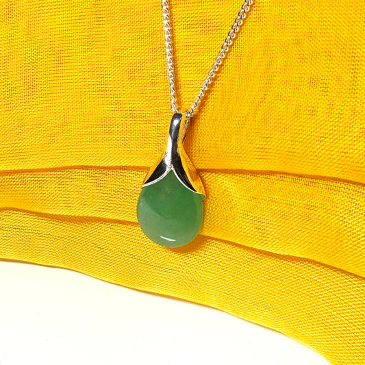 Real green jade pear shaped necklace sterling silver with a chain, really simply a gorgeous pendant