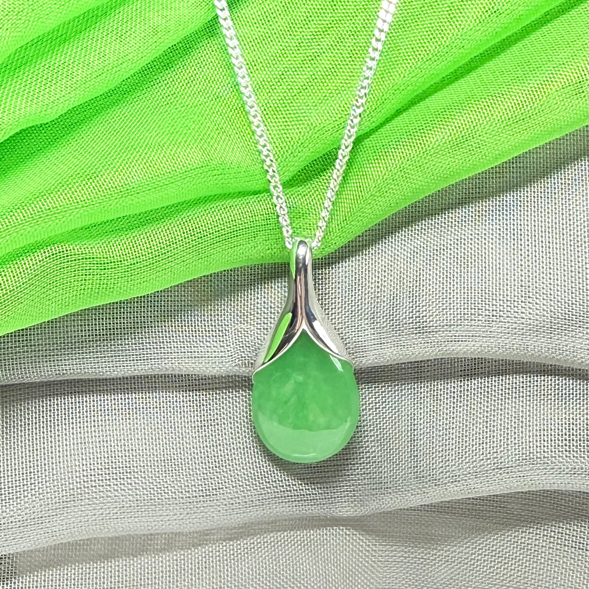 Real green jade pear shaped necklace sterling silver with a chain, simply a gorgeous pendant