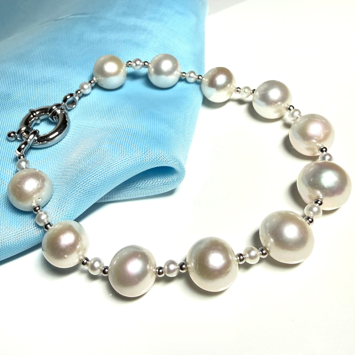 Real pearl bracelet freshwater with a feature sterling silver clasp