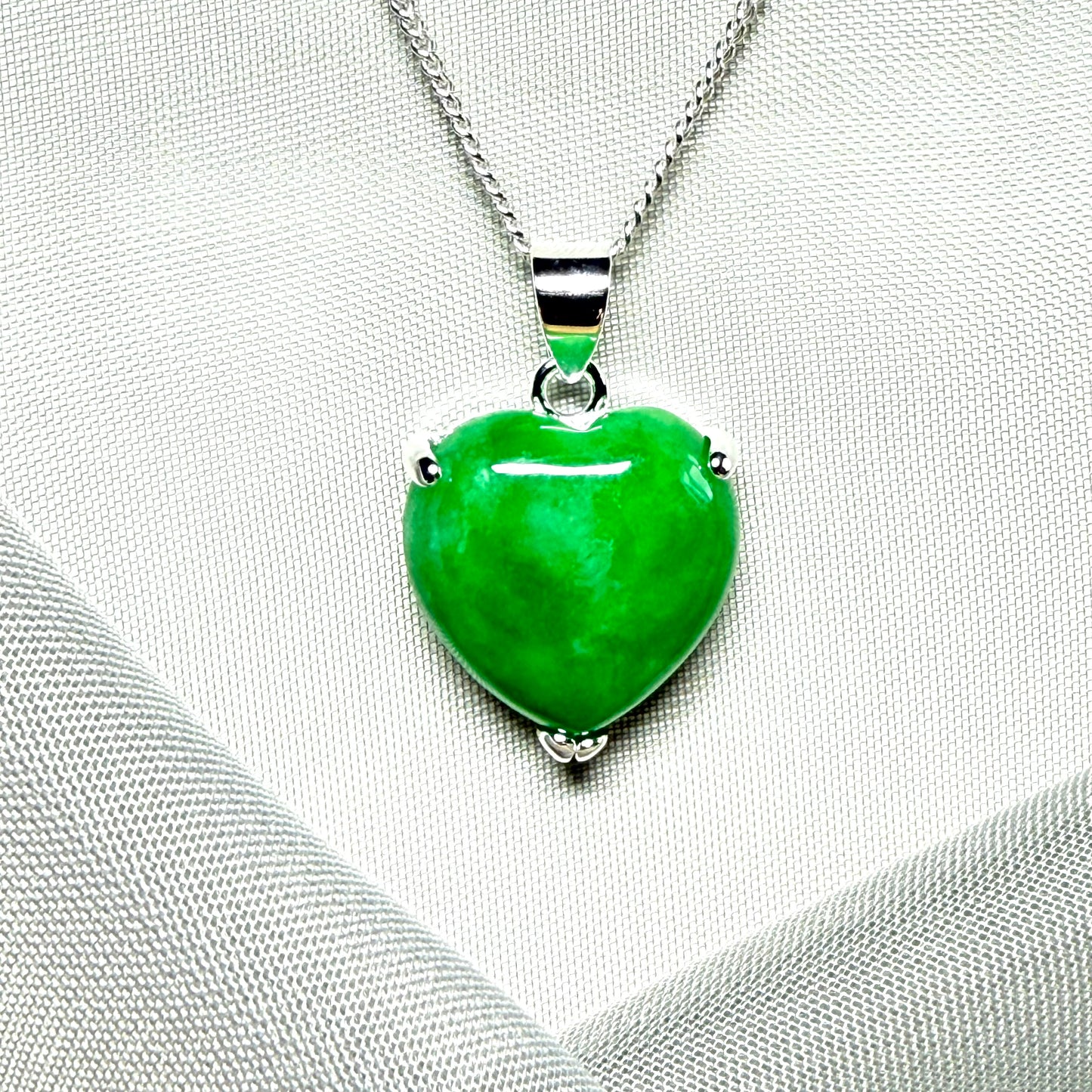 A really beautiful pendant real green jade necklace heart shaped sterling silver including chain