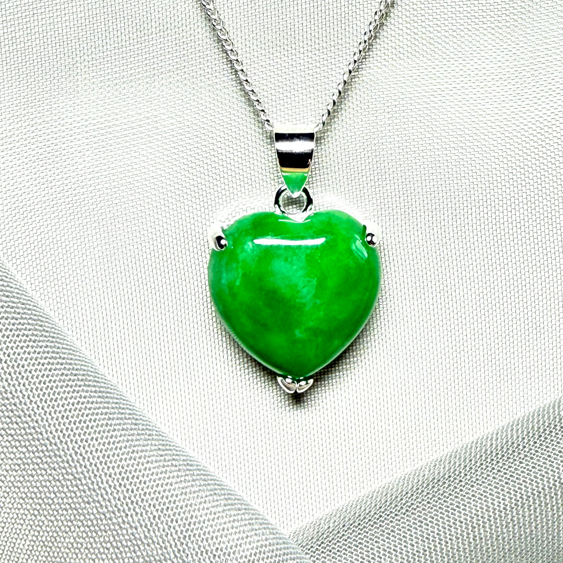 A really beautiful pendant real green jade necklace heart shaped sterling silver including chain