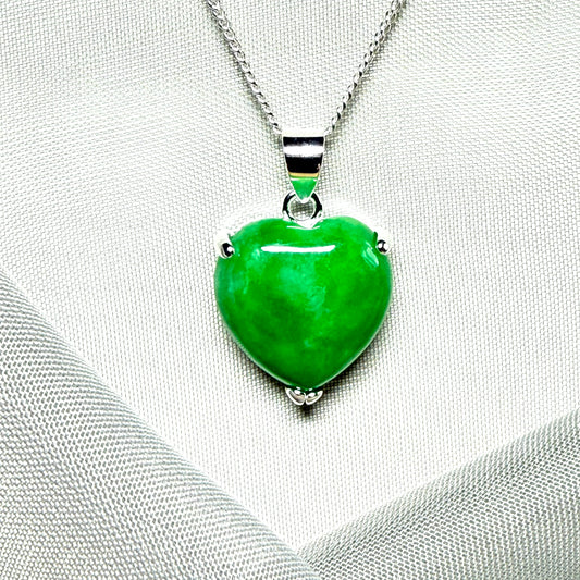 A really beautiful pendant real green jade necklace heart shaped sterling silver including chain