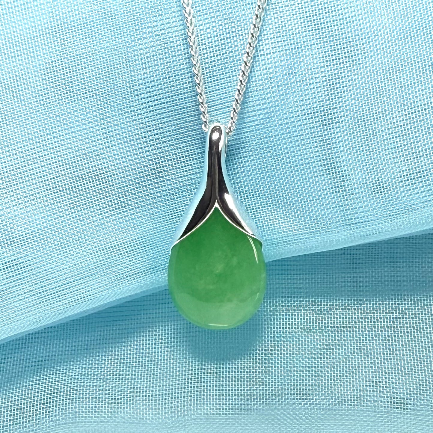 A really gorgeous real green jade pendant in a teardrop or pear shape, a really exquisite designed necklace