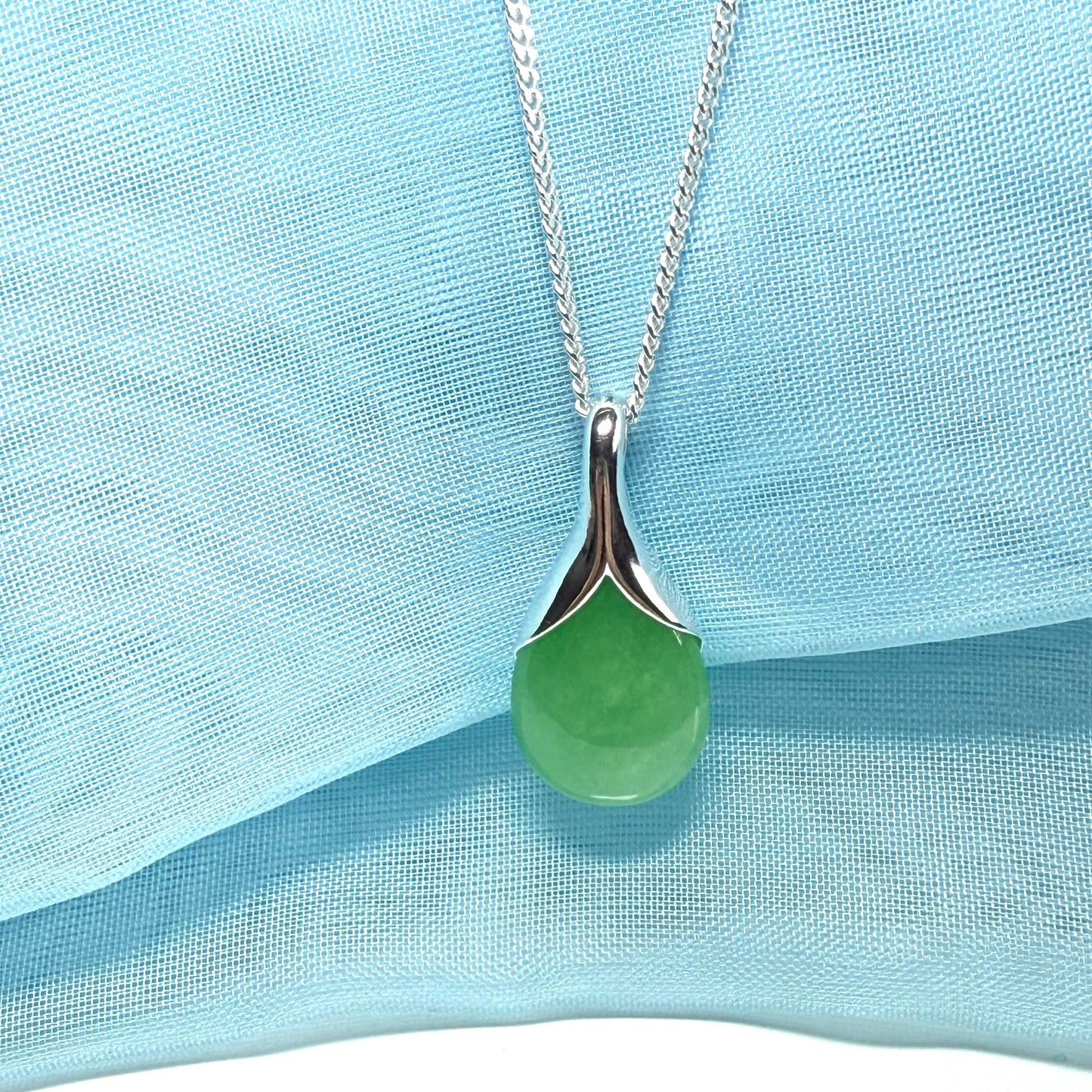 A really gorgeous real green jade pendant in a teardrop or pear shape, a really exquisite designed necklace