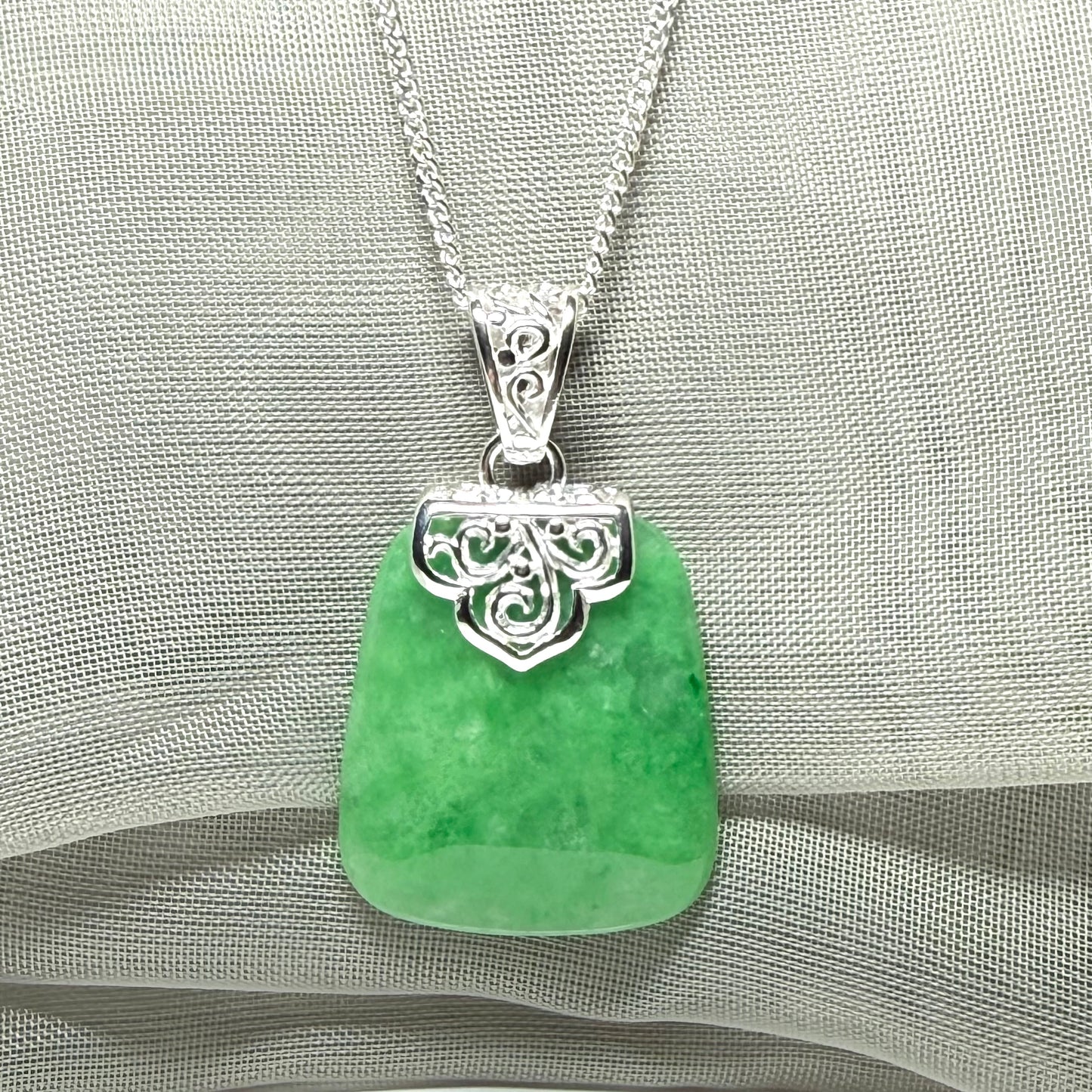 A stunned real jade necklace green sterling silver large cushion shaped pendant