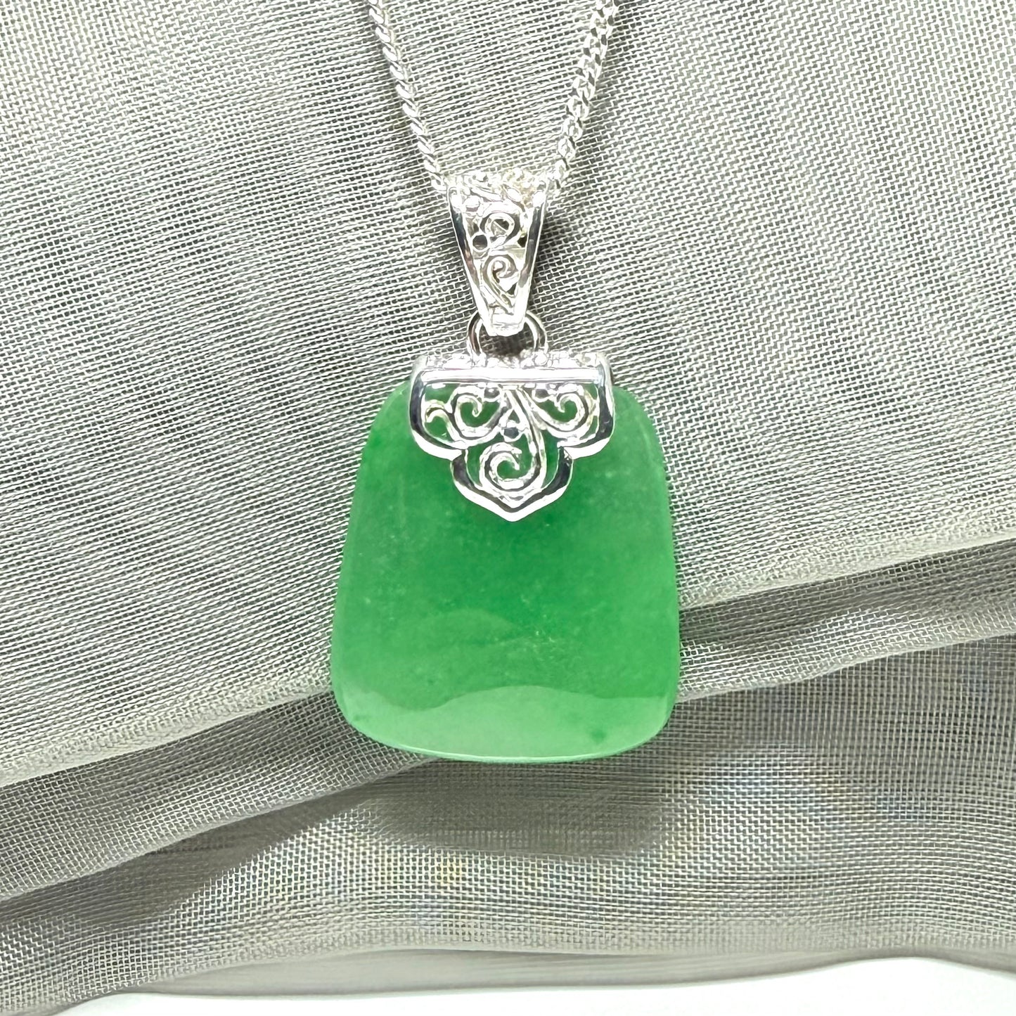 A stunning real jade necklace green sterling silver large cushion shaped, a truly gorgeous pendant