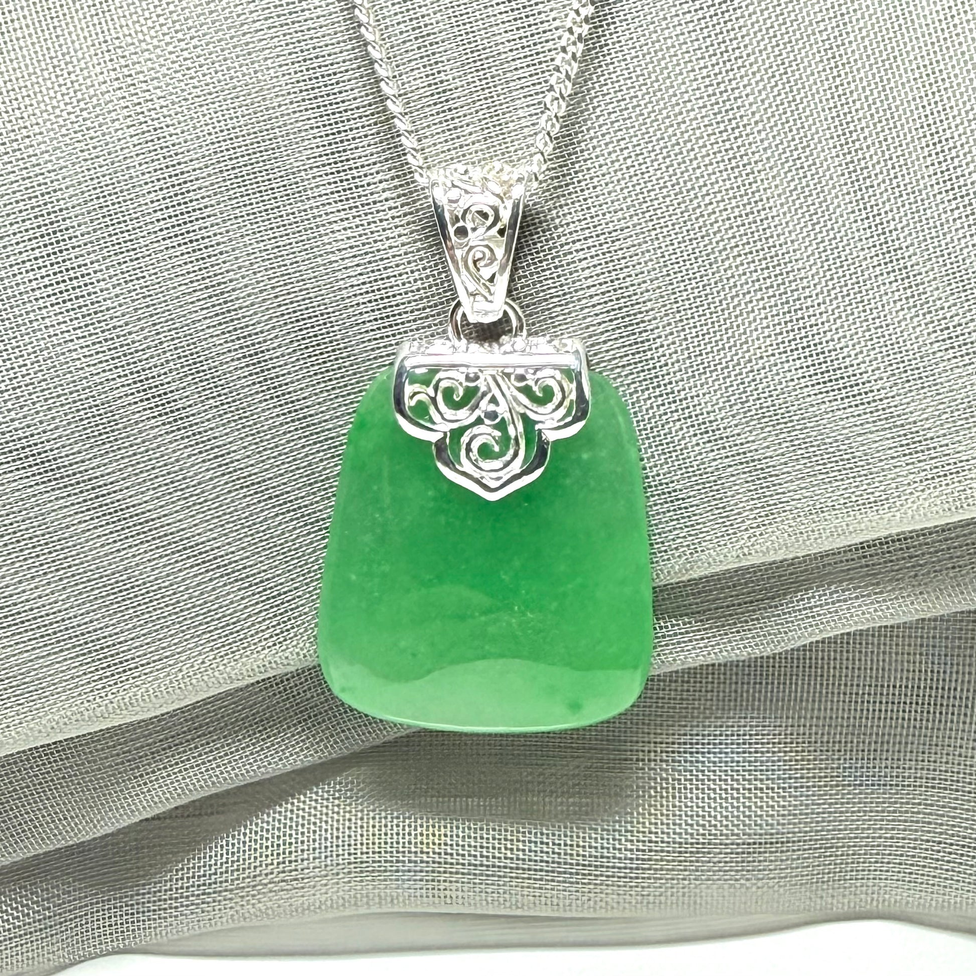 A stunning real jade necklace green sterling silver large cushion shaped, a truly gorgeous pendant