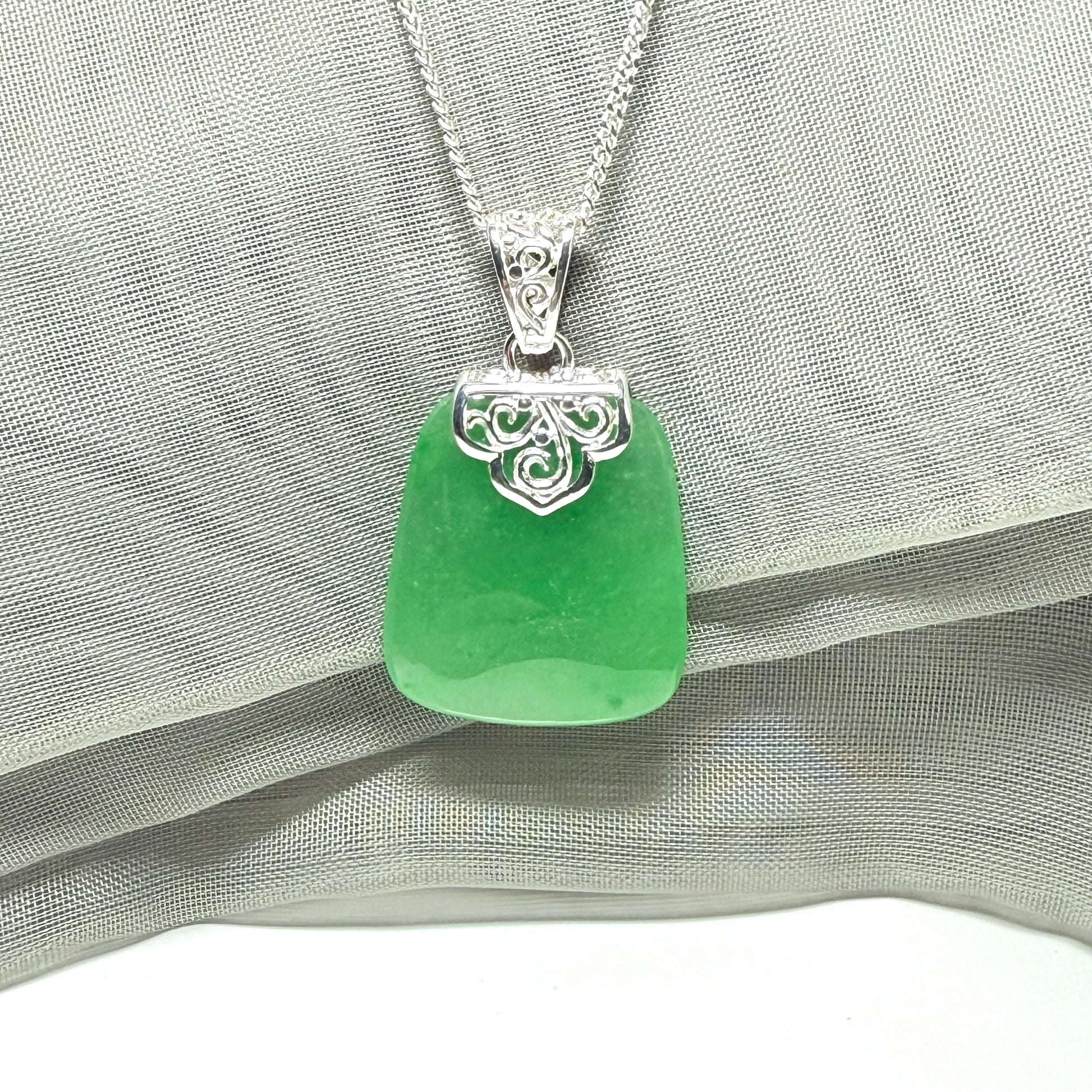A stunning real jade necklace green sterling silver large cushion shaped, a truly gorgeous pendant