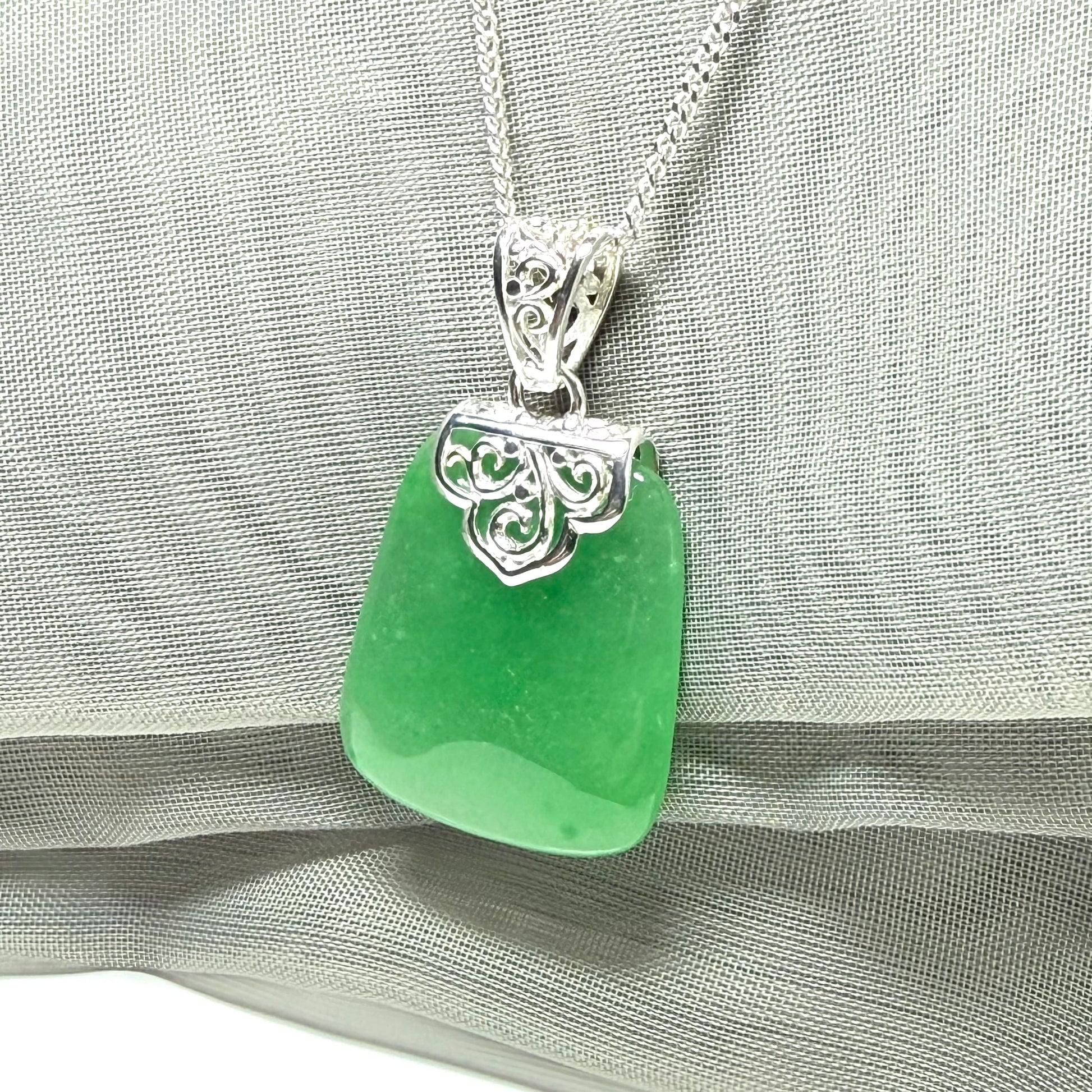A stunning real jade necklace green sterling silver large cushion shaped, a truly gorgeous pendant