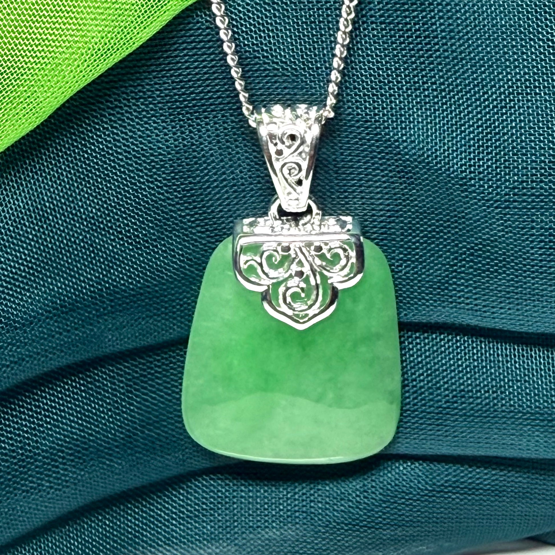 Beautiful & stunning real green jade necklace large cushion shaped, truly gorgeous