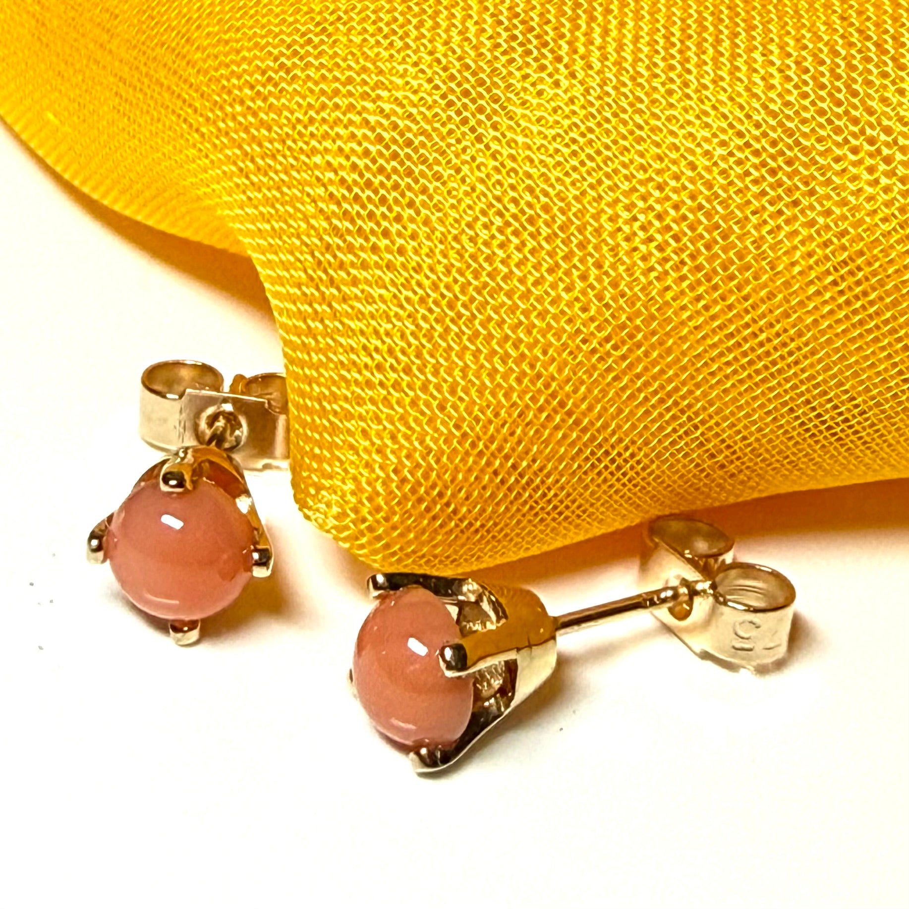 Real coral yellow gold round simple four claw set stud earrings