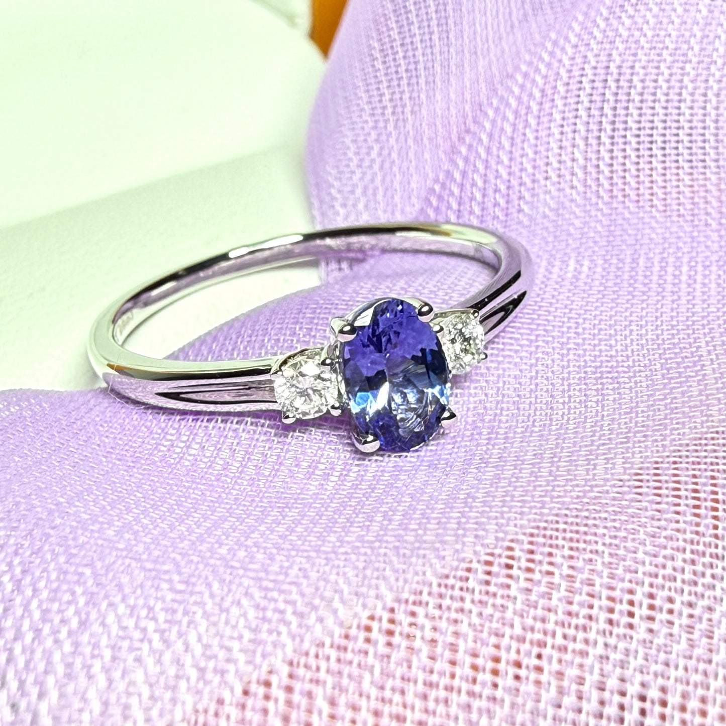 Real tanzanite and diamond white gold oval ring