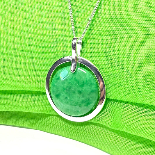 Beautiful & stunning large necklace sterling silver round shaped green real jade halo style, a gorgeous timeless pendant
