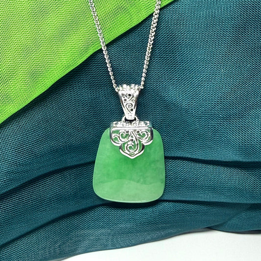 Beautiful & stunning real green jade necklace large cushion shaped, truly gorgeous