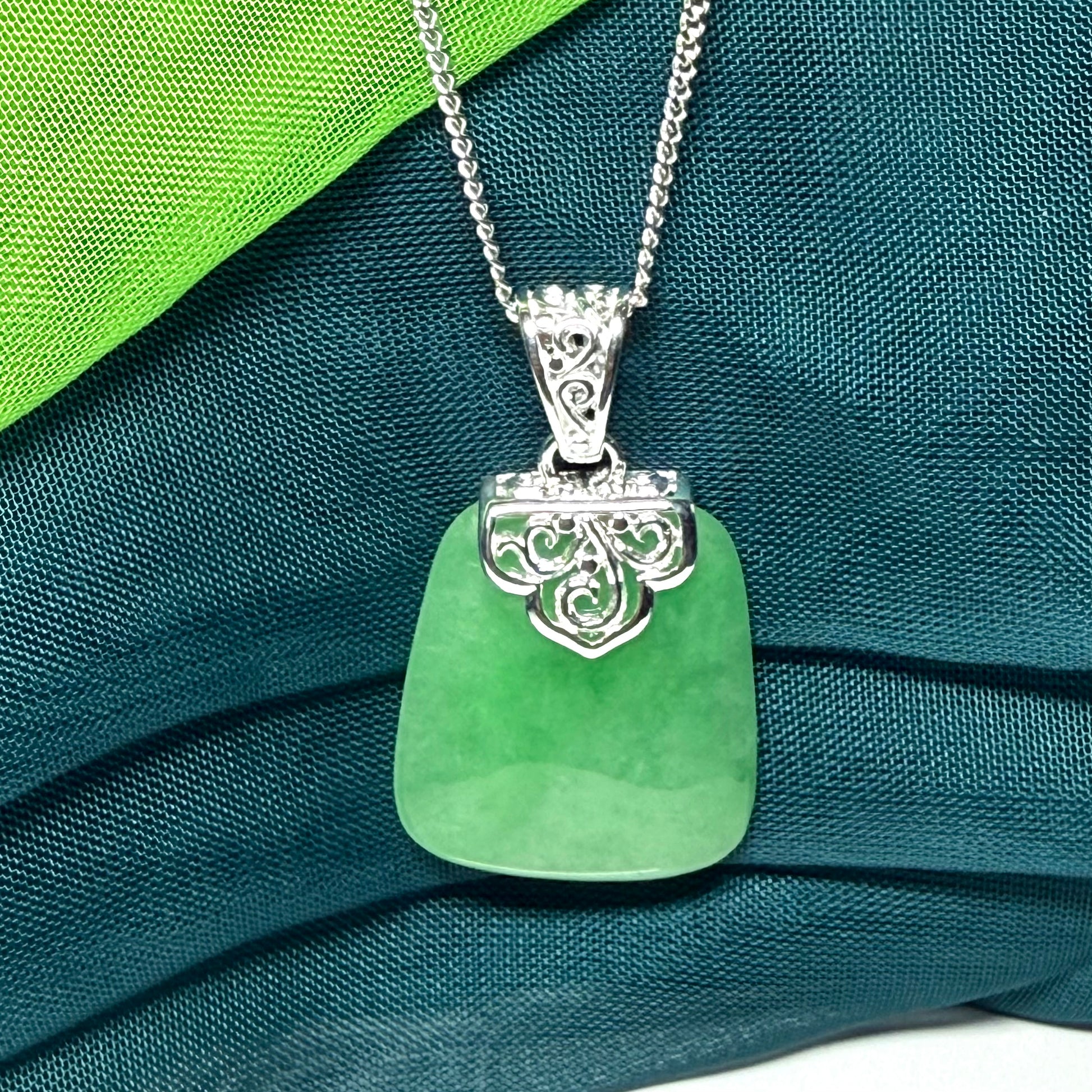 Beautiful & stunning real green jade necklace large cushion shaped, truly gorgeous