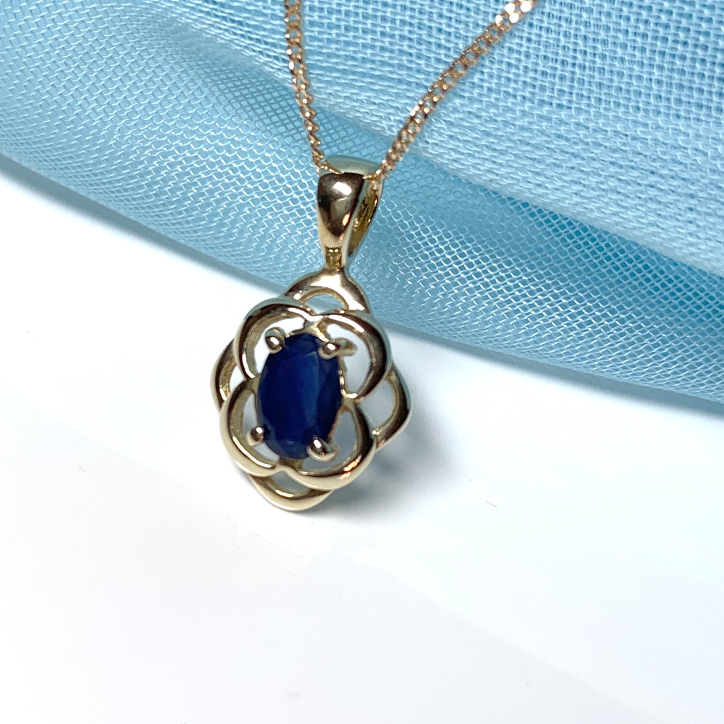 Blue oval sapphire yellow gold necklace