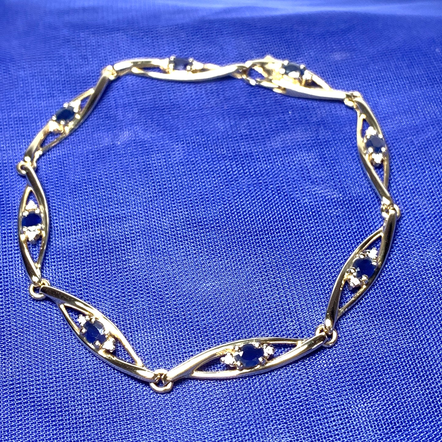 Blue sapphire and diamond yellow gold bracelet