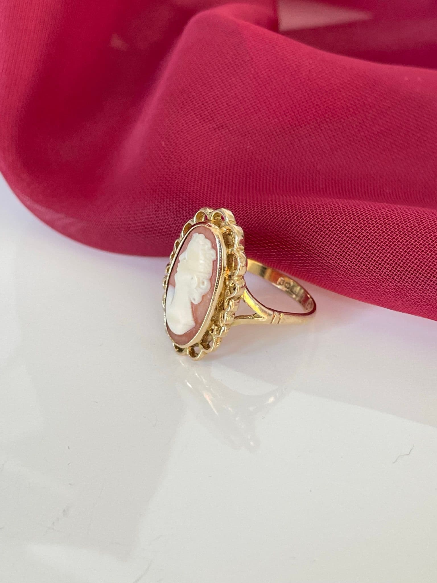 Oval Cameo shell yellow gold ring