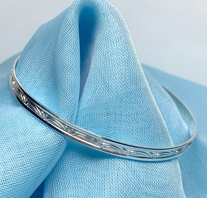 Child’s expanding bangle swirl patterned design sterling silver