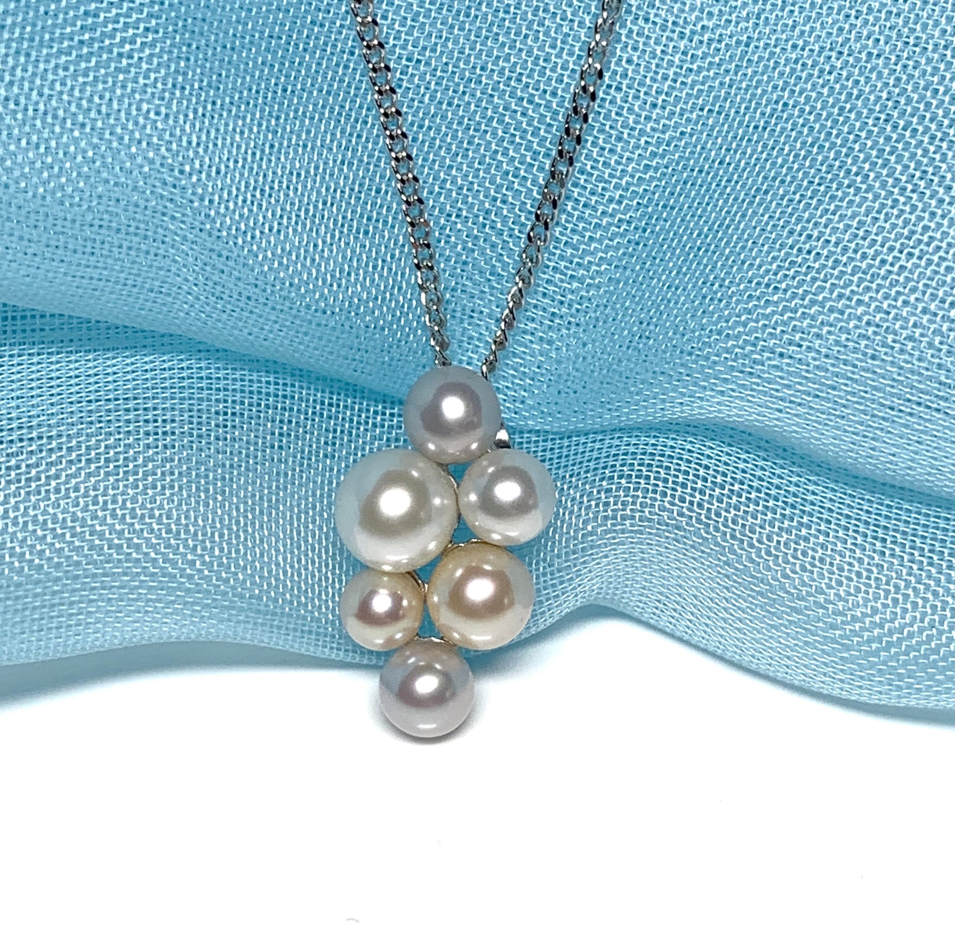 Cluster pearl necklace white gold pendant