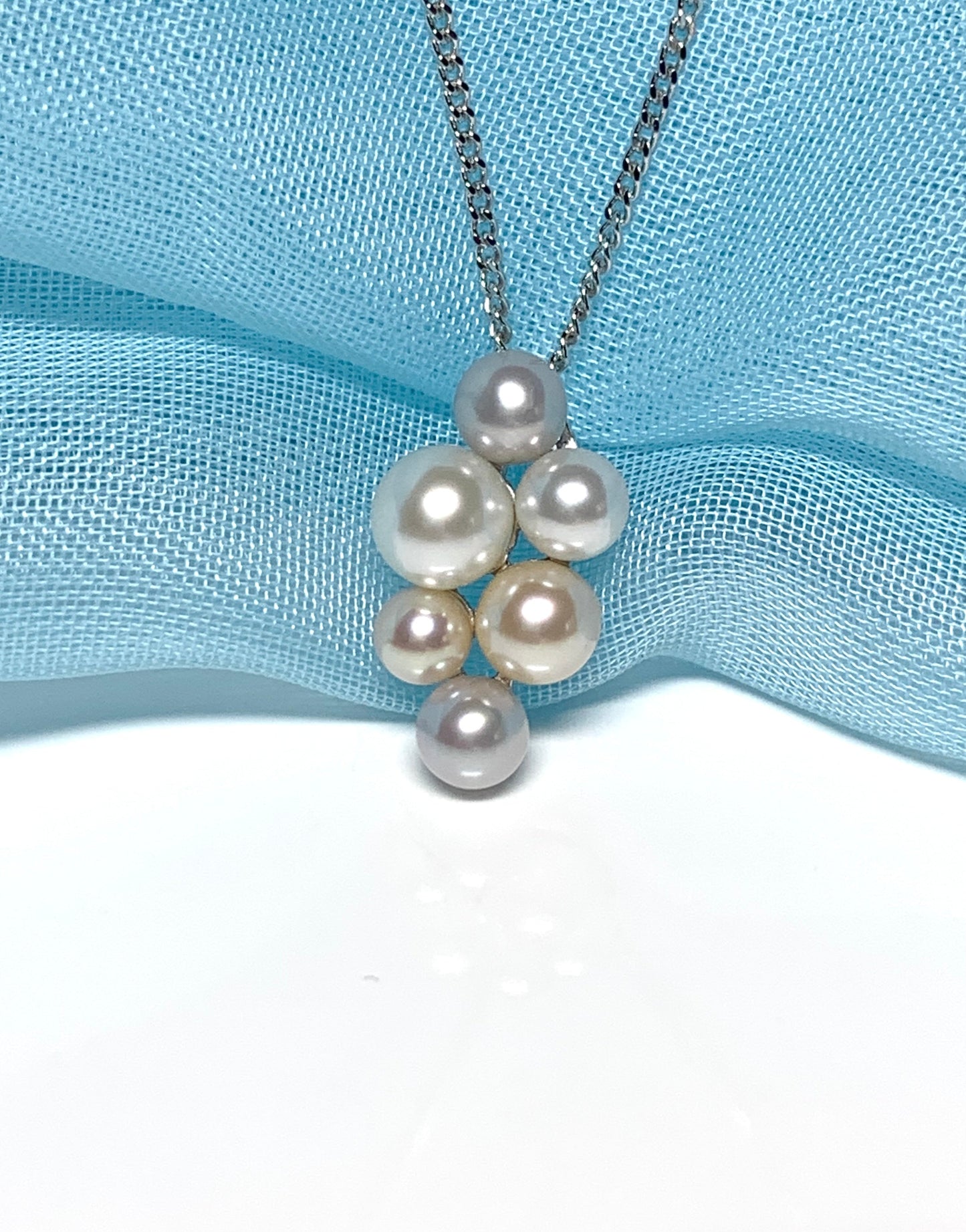 Cluster pearl necklace white gold pendant