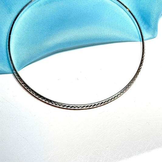 Diamond cut patterned sterling silver round slave bangle