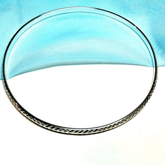 Diamond cut patterned sterling silver round slave bangle