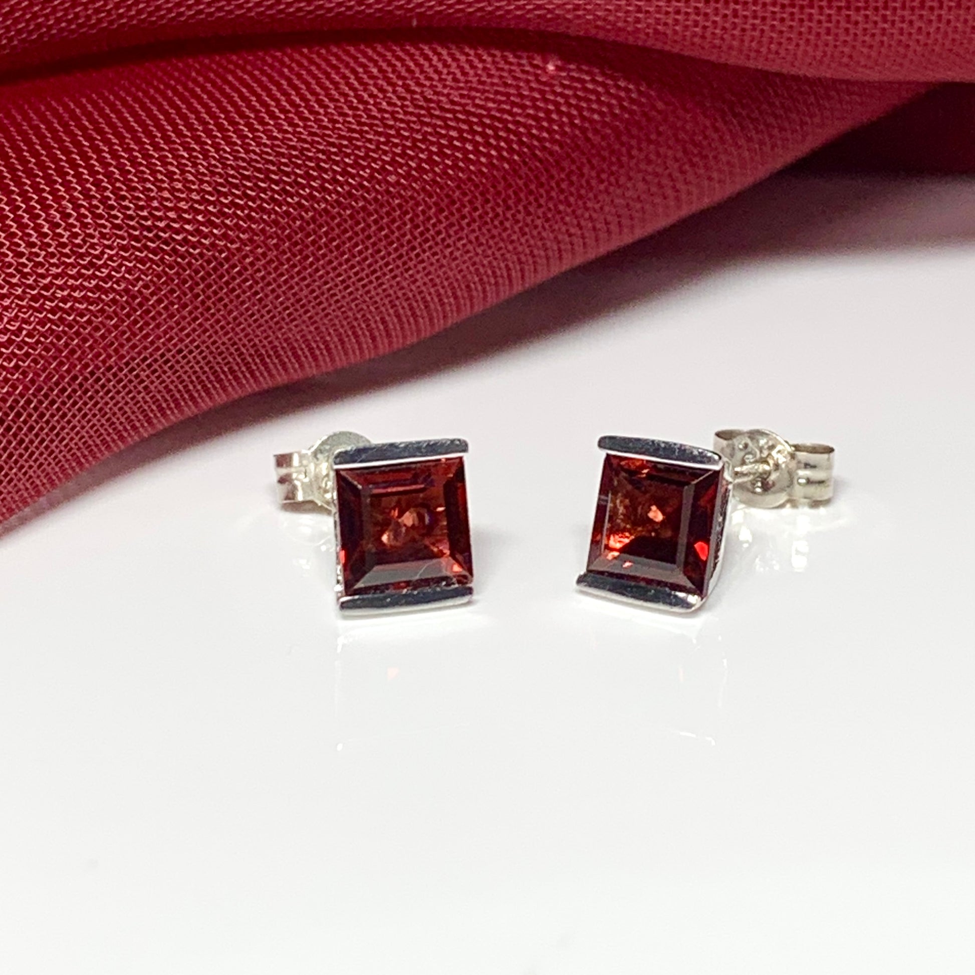 Earrings real square red garnet stud white gold