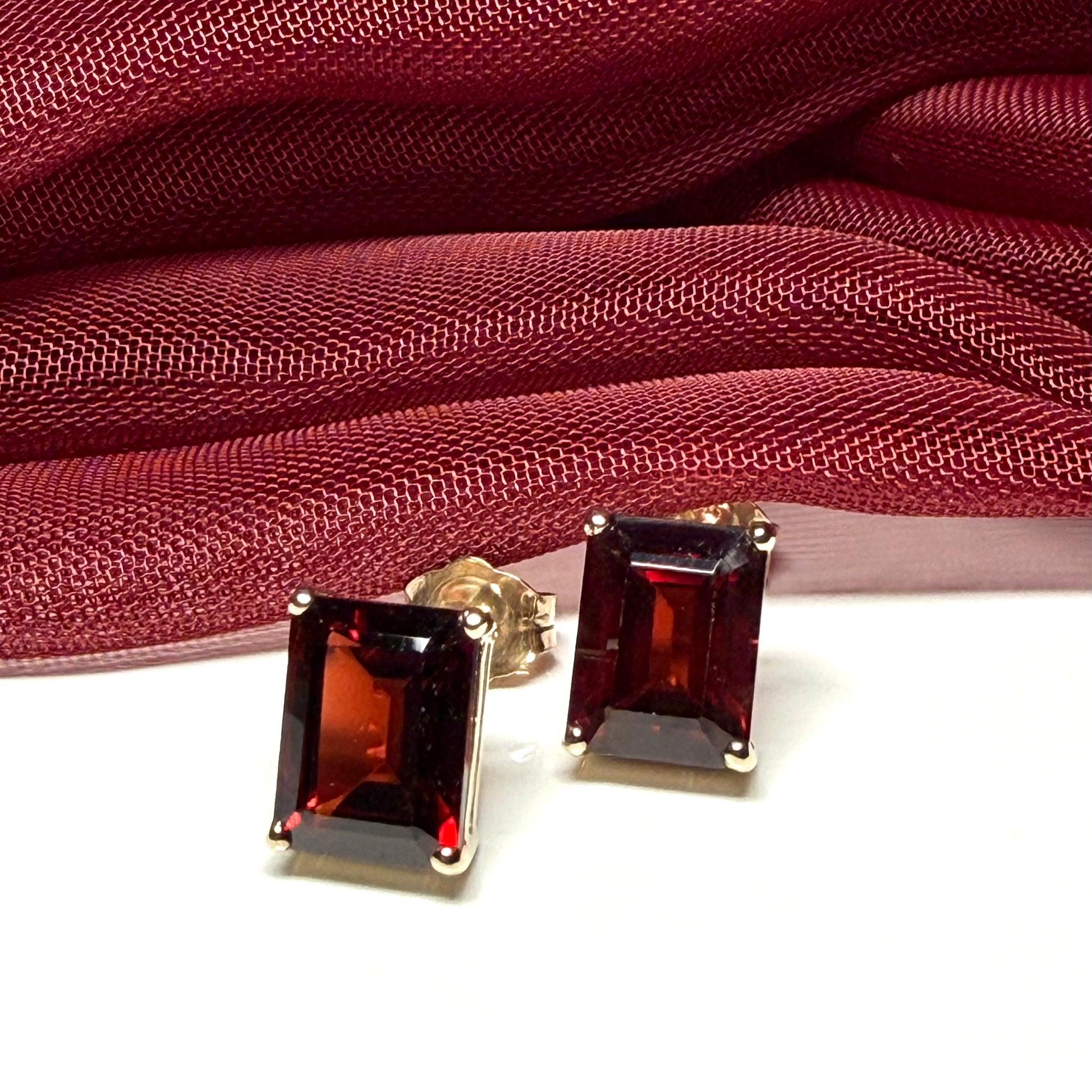 Garnet stud earrings yellow gold square rectangle