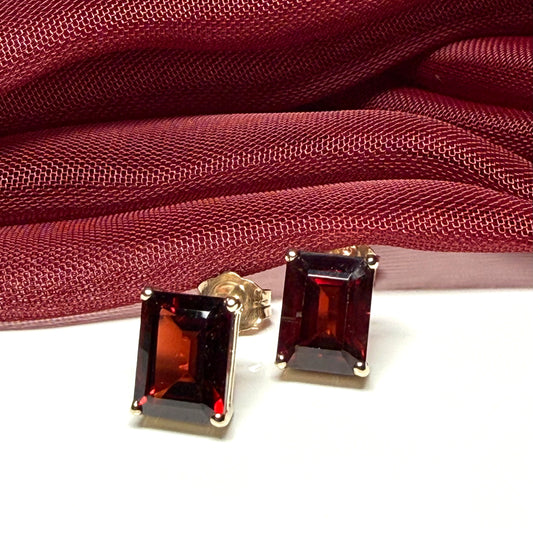 Garnet stud earrings yellow gold square rectangle