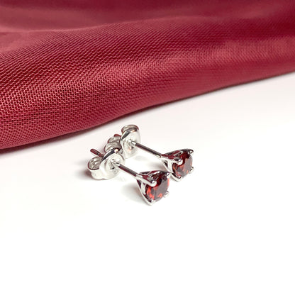 Garnet silver round four claw stud earrings