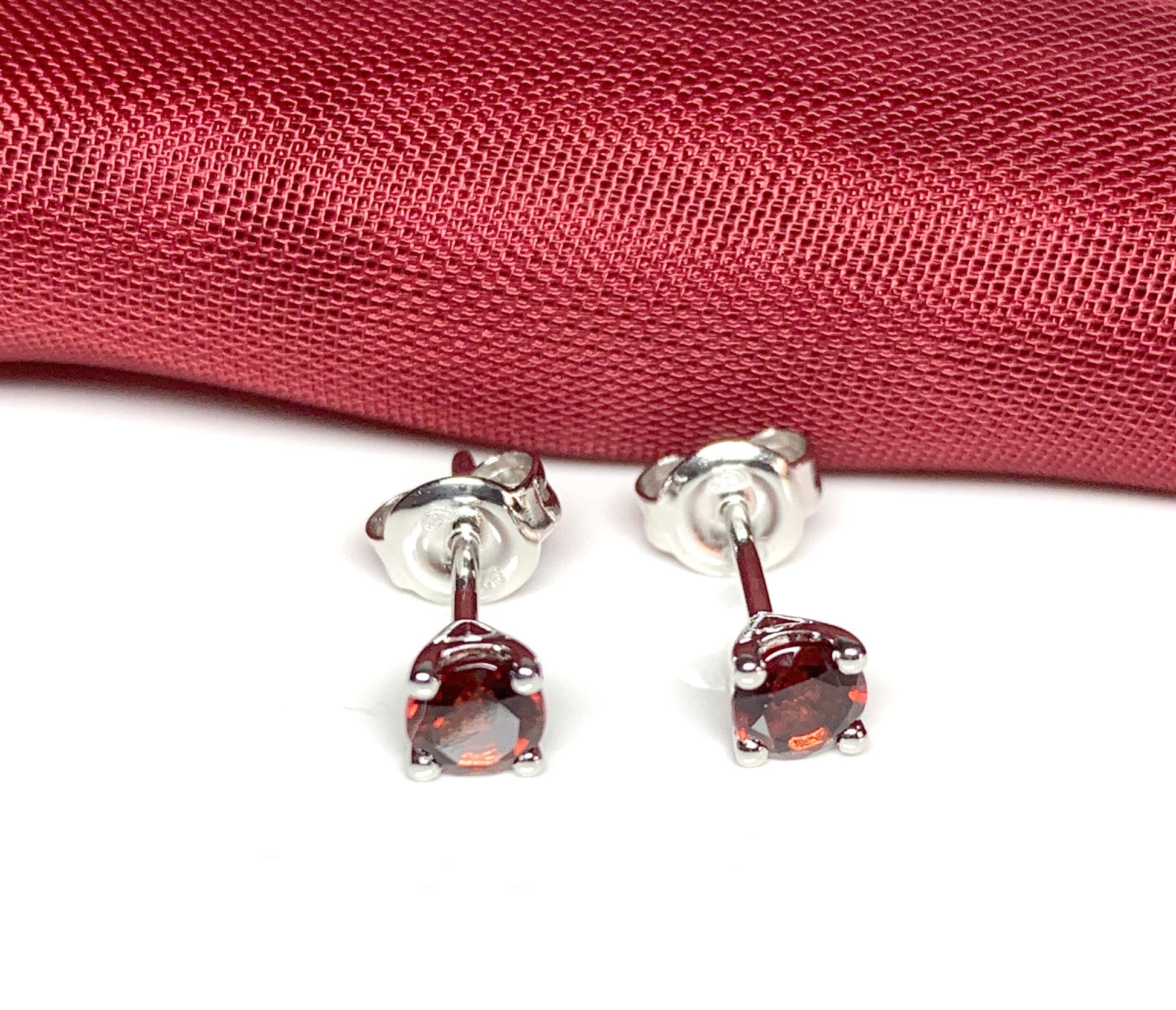 Garnet silver round four claw stud earrings