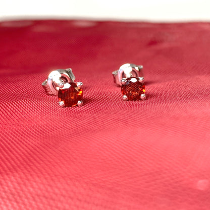 Garnet silver round four claw stud earrings