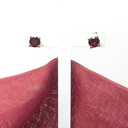 Garnet silver round four claw stud earrings