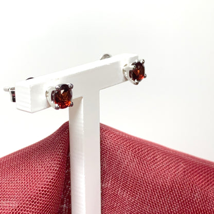 Garnet silver round four claw stud earrings