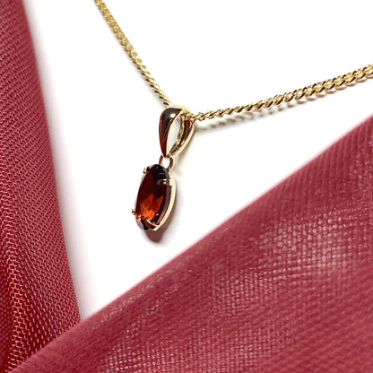 Garnet yellow gold oval four claw necklace pendent