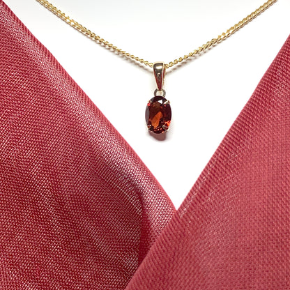 Garnet yellow gold oval four claw necklace pendent