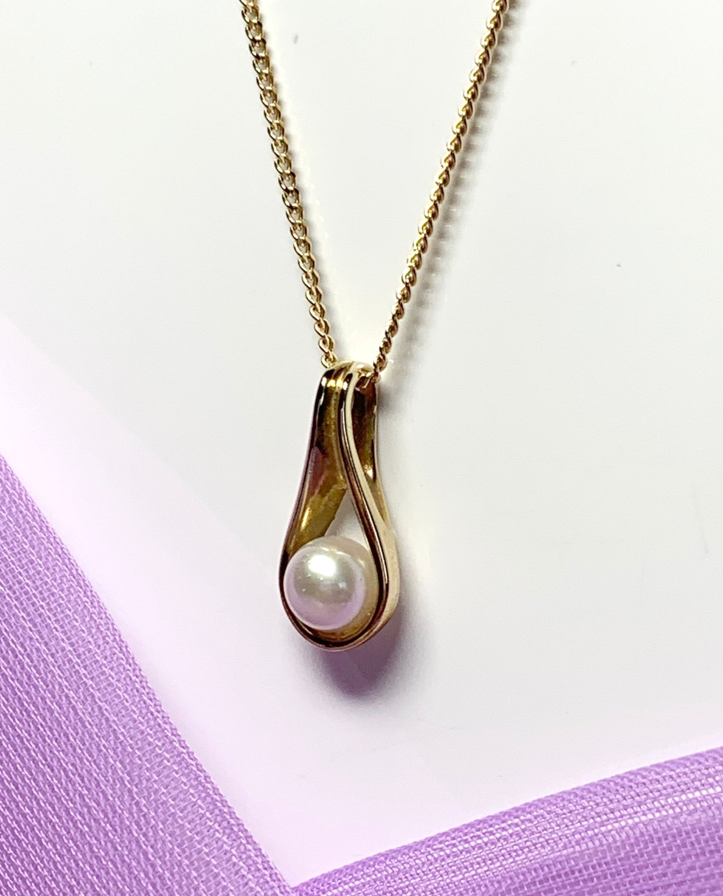 Yellow gold oval cultured pearl necklace swirl fancy