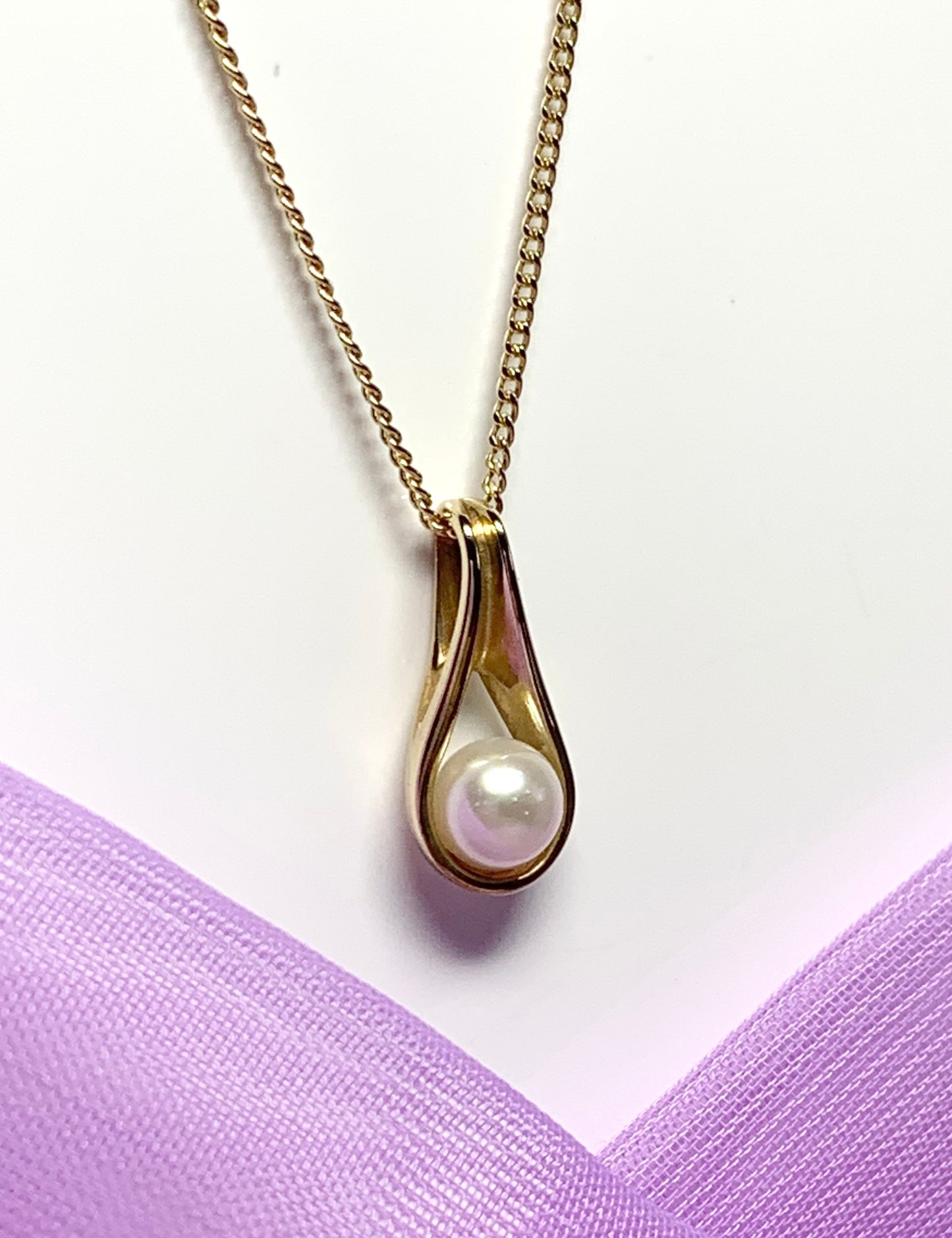 Yellow gold oval cultured pearl necklace swirl fancy