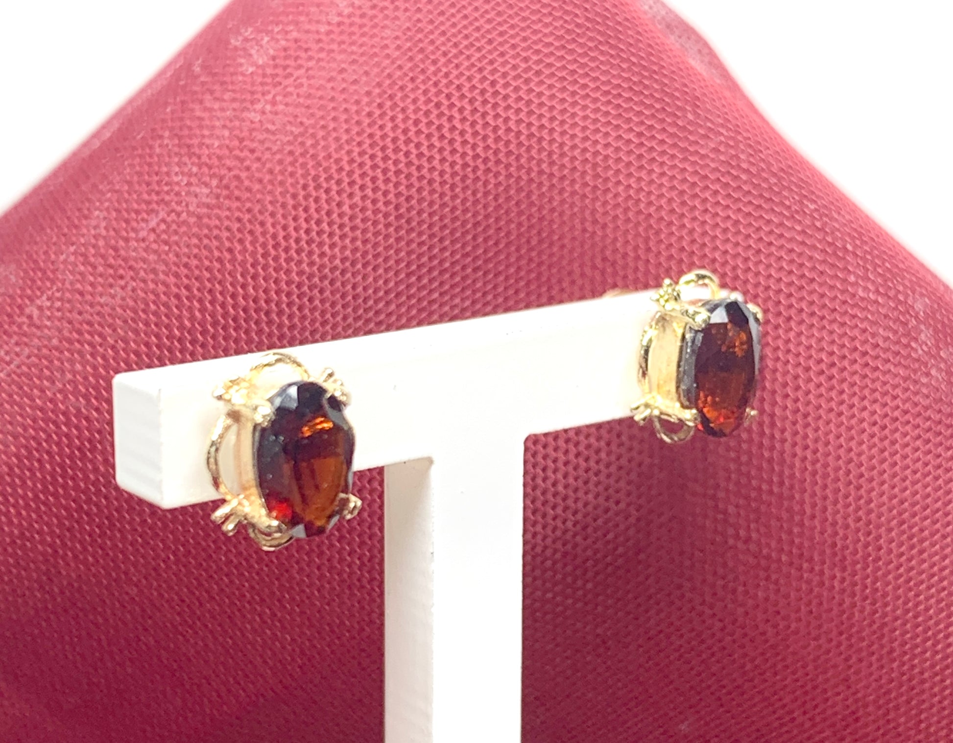 Oval yellow gold real garnet stud earrings