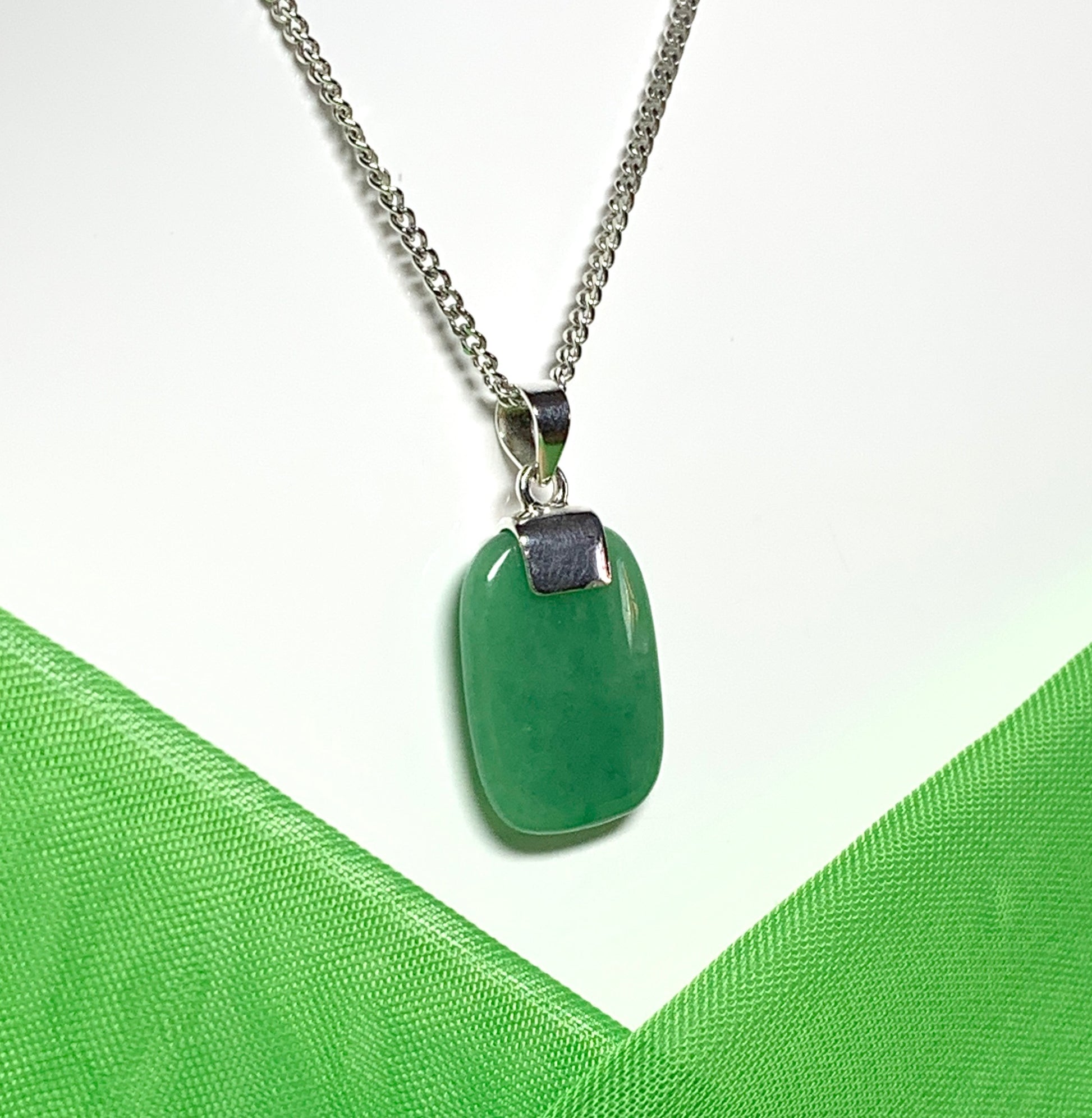 Gorgeous real green jade stone necklace sterling silver cushion shaped stunning pendant