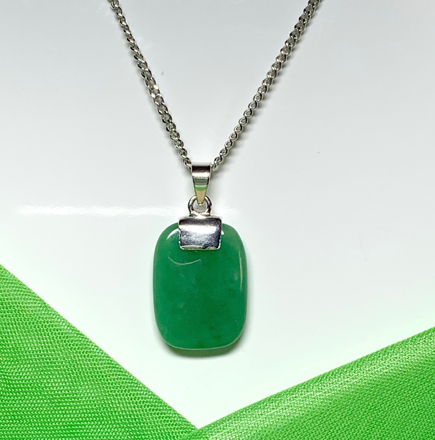 Gorgeous real green jade stone necklace sterling silver cushion shaped stunning pendant