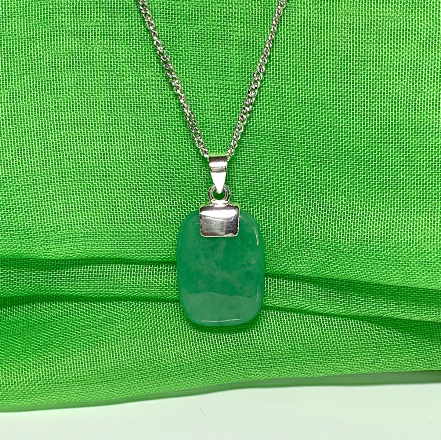 Gorgeous real green jade stone necklace sterling silver cushion shaped stunning pendant