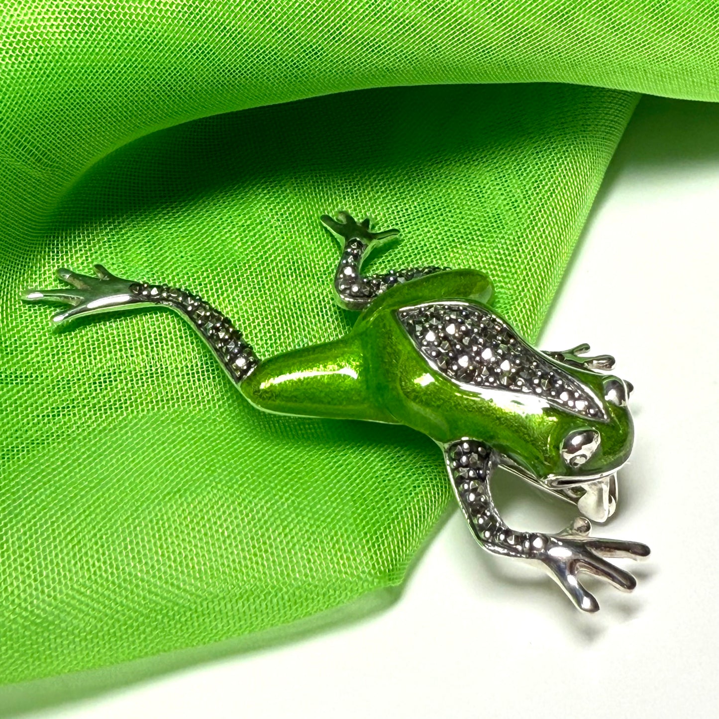 Green enamelled frog brooch sterling silver marcasite
