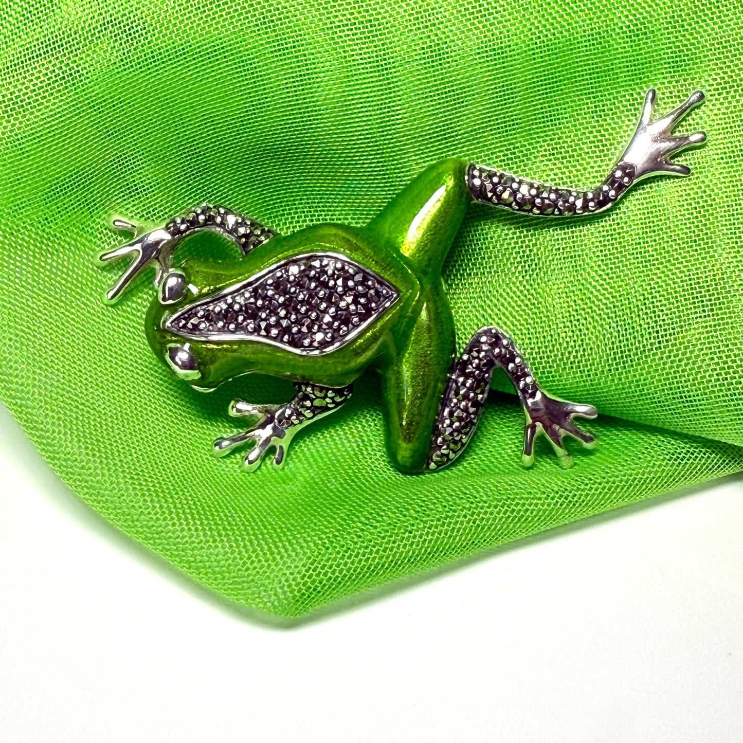 Green enamelled frog brooch sterling silver marcasite