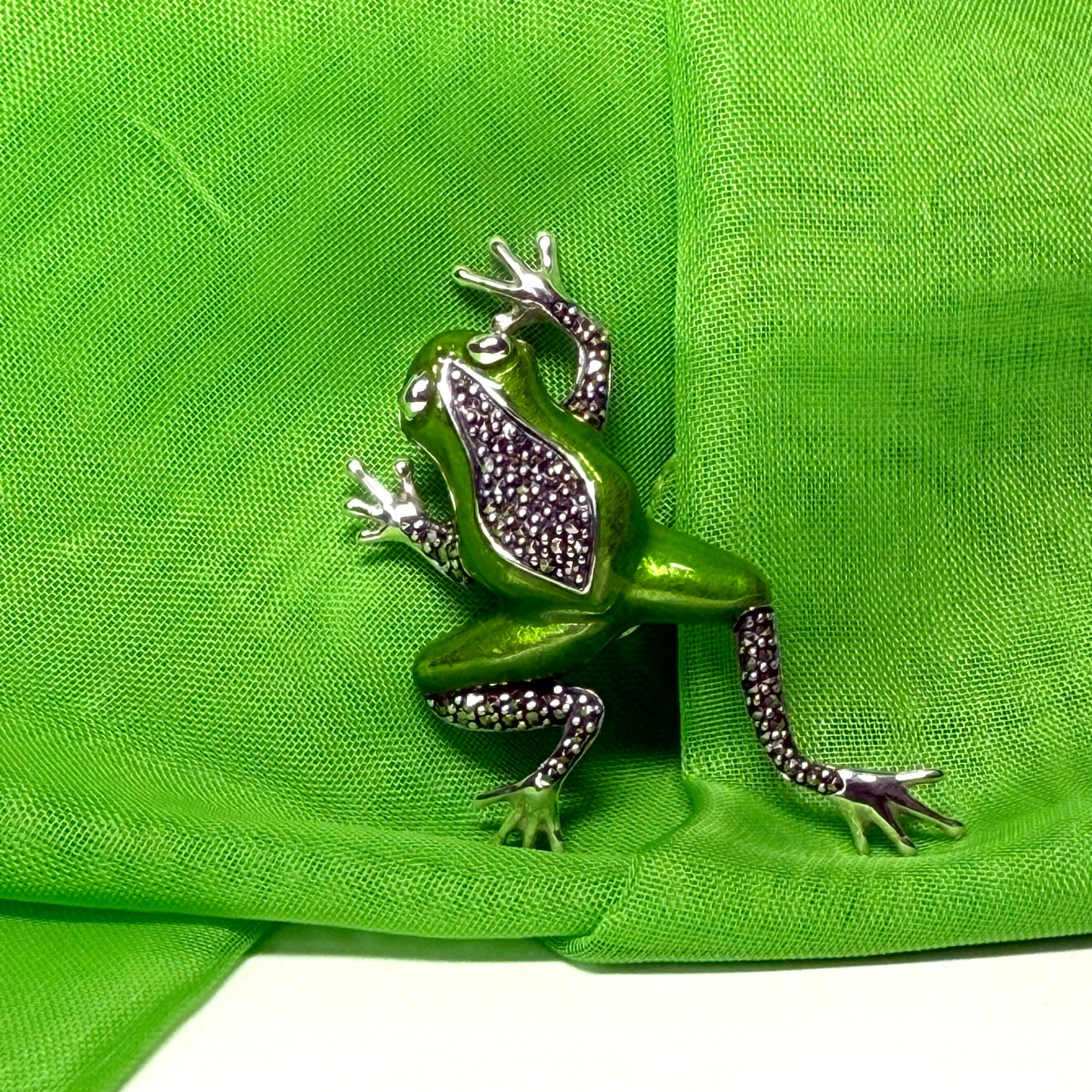 Green enamelled frog brooch sterling silver marcasite