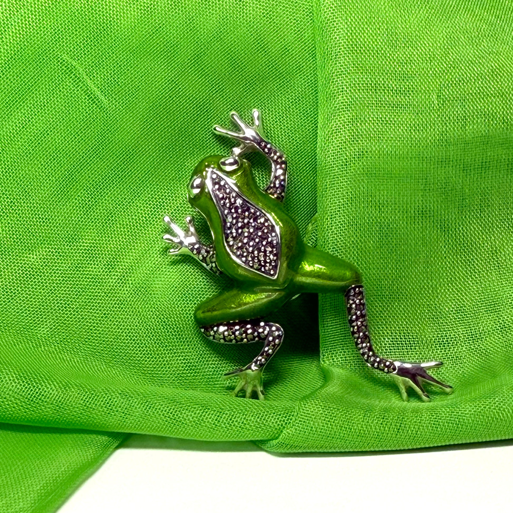 Green enamelled frog brooch sterling silver marcasite