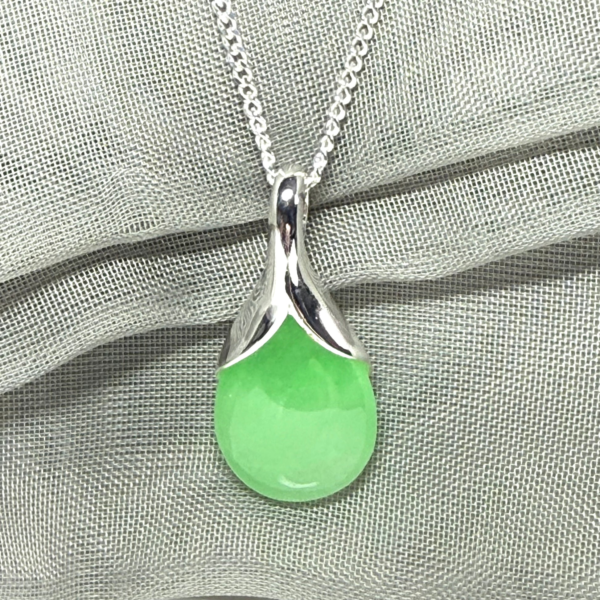 Green jade cushion shaped silver necklace pendant, a stunning design